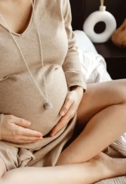 PROUD MAMA Bolakoru äidille hopeaketjulla, kristalli valkoinen |