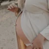PROUD MAMA Bola raskauskoru – Merkityksellinen odotusajan koru, Sofie Gold Feet