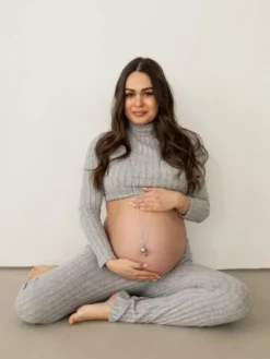 PROUD MAMA Bola raskauskoru – Merkityksellinen odotusajan koru, Sofie Creme Feet