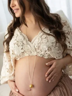 PROUD MAMA Bola raskauskoru – Merkityksellinen odotusajan koru, Sofie Creme Feet