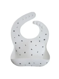 MUSHIE silikoninen ruokalappu (white letters)