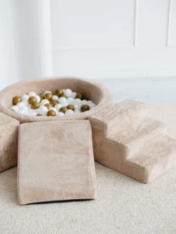 Pehmustettu pallomeri, leikkialusta, liukumäki ja portaat - Teddy Beige