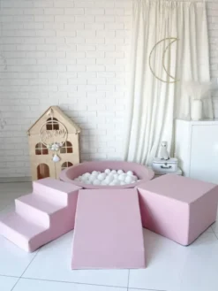 Pehmustettu pallomeri, leikkialusta, liukumäki ja portaat - Pink