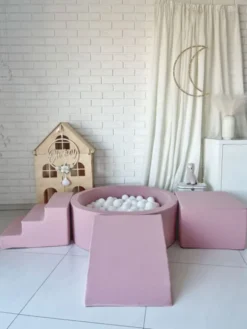 Pehmustettu pallomeri, leikkialusta, liukumäki ja portaat - Pink
