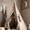 Tiipii teltta röyhelöreunoilla ja matolla, beige