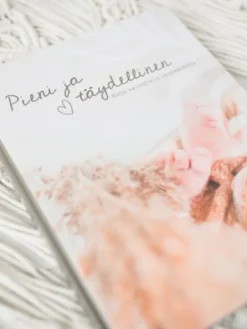 Vauvakirja – Pieni ja täydellinen täytettävä vauvakirja muistoille