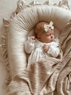 Vauvan pesä röyhelöillä – Pehmeä ja turvallinen babynest vastasyntyneelle, beige